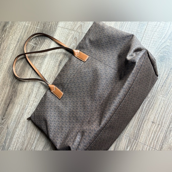 Michael Kors weekender bag in excellent condition from pet and smoke free home - Picture 4 of 16